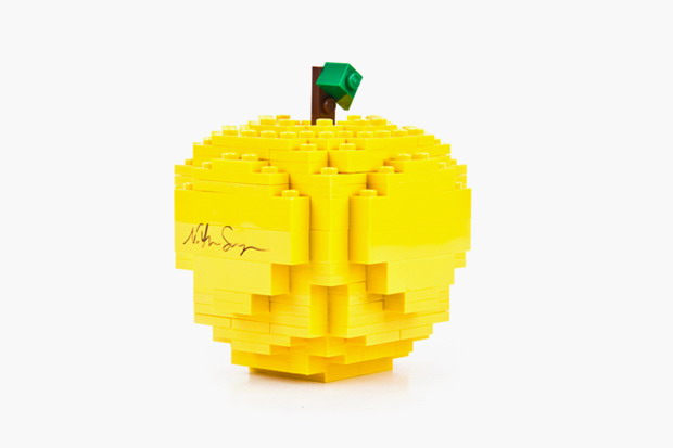 Nathan Sawaya 为 COMME des GARCONS 打造 Yellow LEGO Apple 黄色积木苹果艺术作品