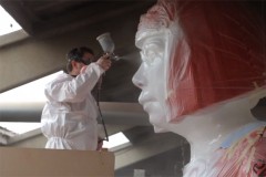 Louis Vuitton 路易威登打造巨型 Yayoi Kusama 草间弥生玻璃纤维制雕像制作过程视频影片