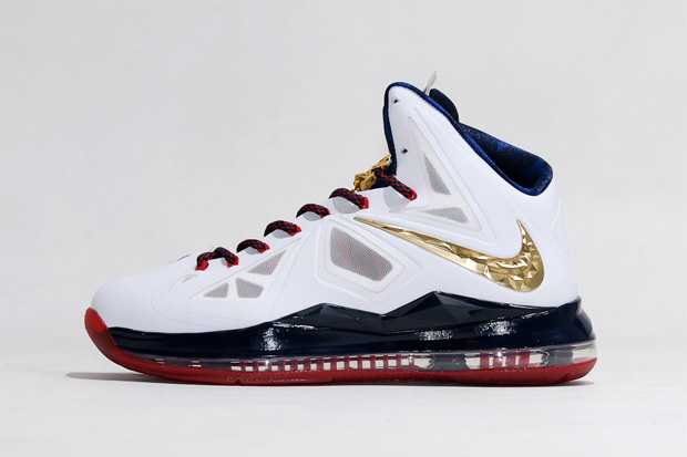 ESPN 报导前耶鲁大学学生宣称为了获得 Nike LeBron X 不惜恐吓攻击其他学生而遭逮捕 其假定保释金高达一百万美金