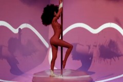 超模 Chanel Iman 展示个人精煁钢管舞技与婀娜身姿