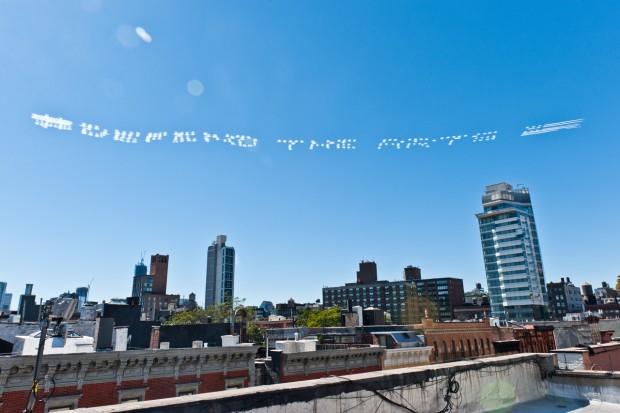 Saber #ARTISNOTACRIME 于纽约上空展示如云层般的横额