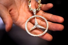 Ben Baller 为 Pusta T 打造价值两万美元的 Mercedes-Benz 标志设计项链视频短片