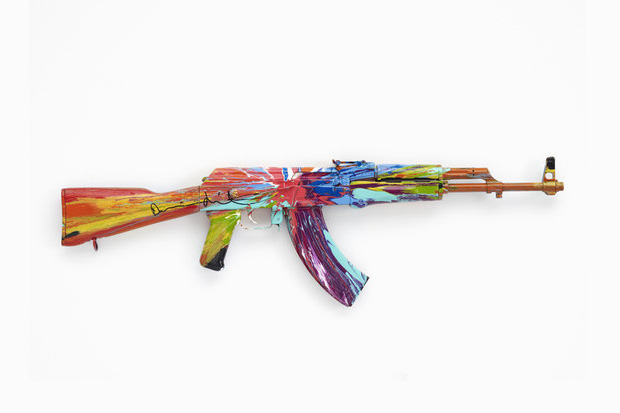 艺术家 Damien Hirst 为国际世界和平日打造 “Spin AK47 for Peace Day” 艺术创作