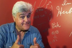 美国名嘴 Jay Leno 参观日产汽车生产基地，并与厂商的创意总监进行访谈