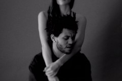加拿大歌手 The Weeknd 发表《Rolling Stone》最新音乐录像 MV