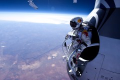Felix Baumgartner 挑战太空边缘 128100 英尺超音速跳伞成功精采回顾视频短片