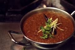 Animals Eating Animals 美食系列第四集 “Phaal Curry Challenge” 挑战史上最辣的咖哩