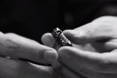 《Insane Bling》第四集﹣Ben Baller为 Benji Madden 打造 0.40 口径的子弹坠饰