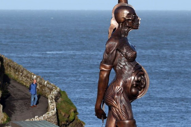 Damien Hirst 全新艺术创作 “Verity” 雕像竖立于英国海岸线上