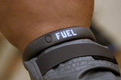 Ndamukong Suh 戴上 Nike+ FuelBand 并展示如何于一天内运动量达 6,000 Fuel Points Video