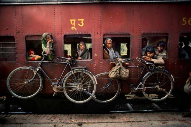 撼动人心的摄影大师 Steve McCurry 最新作品 Indian Railway Series