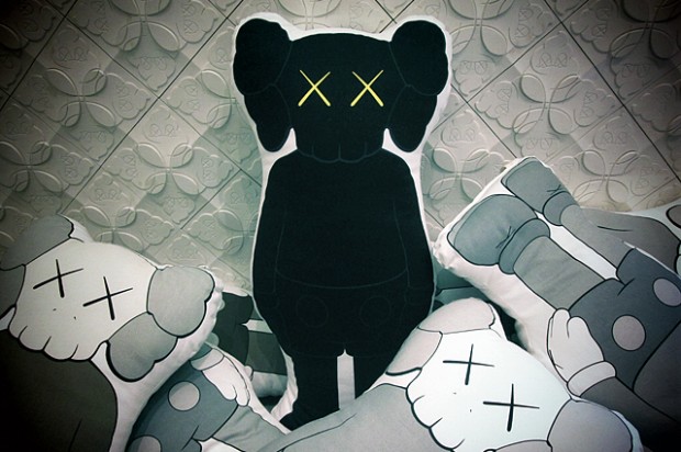 OriginalFake 2012 KAWS Companion Cushion Black 抱枕预览