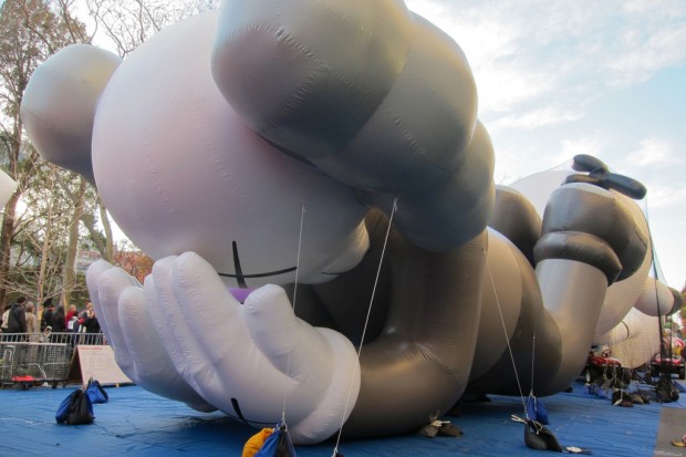 40 英呎巨大 KAWS Companion 气球在 Macy's Thanksgiving Parade 梅西百货感恩节大游行正式开始前设置直击！
