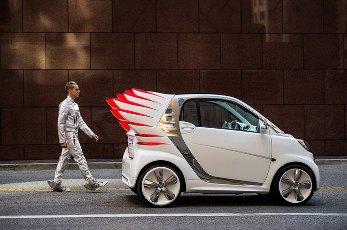 Jeremy Scott 将 smart Fortwo Electric Drive 加入翅膀推出 smart forJeremy 限量设计车款