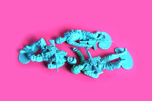献给成人的概念艺术玩具 Ron English × Made by Monsters「Dead Toy Soldiers」