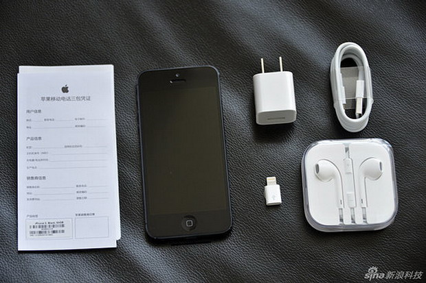 iPhone 5 中国行货内置了一个免费的 Lightning 转 Micro-USB 适配器