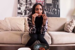 英国超模 Jourdan Dunn 烹饪美味鸡翼
