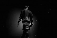 后台直击 Kanye West 如何配衬 Givenchy 皮革短裙“Kilt”