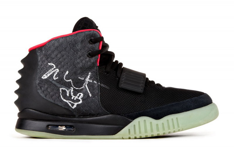 Kanye West 为 Sandy 飓风受灾户募款捐出个人签名 Nike Air Yeezy 2 的最终结标价格为 $98,900 美金！