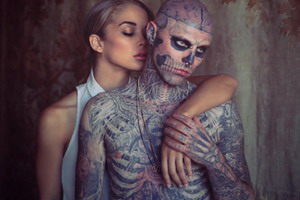由摄影师 Matt Plunkett 操刀 Rick Genest 与 Jasmine Sanders 携手演绎 “Beauty & the Beast” 造型特辑幕后拍摄花絮曝光