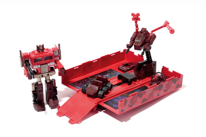 A Bathing Ape × Transformers Convoy Red Camo Version 红迷彩版本