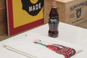 英国时尚名所 PRESENT LONDON 为 Coca-Cola × HUMAN MADE 联名系列打造别注商品架