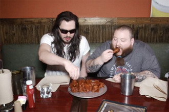 Action Bronson & Andrew W.K. 挑战 Wingzup's Ghost Wings Challenge 魔鬼辣椒鸡翅视频短片