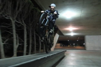 极限运动选手 Steven Jensen 在短片 “Can't Fool The Youth” 中展示 BMX 花式单车表演