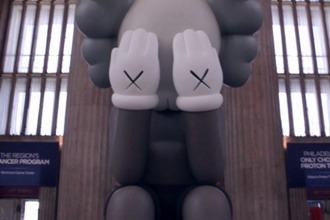 KAWS 作品 “Passing Through” 装置展于费城 30 街车站揭幕
