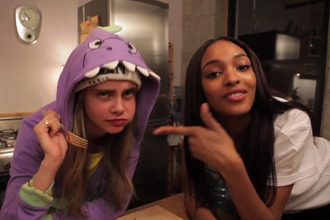 英国超模 Cara Delevingne 担任嘉宾 Jourdan Dunn 主持线上节目《Well Dunn》第二季开播