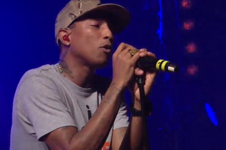 Pharrell Williams 首次现场演唱与 Daft Punk 合作的新曲 《Get Lucky》