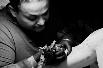 造访 Jun Cha 与 Jose Lopez 位于伦敦期间限定 Lowrider Tattoo Studio