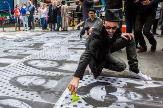街头艺术家 JR 的「Inside Out」艺术计画攻占纽约时代广场