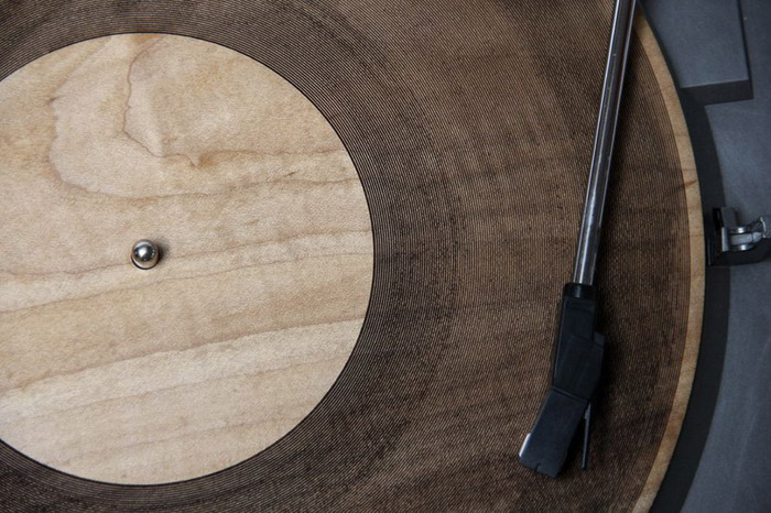 设计师 Amanda Ghassaei 使用镭射技术打造木材唱片