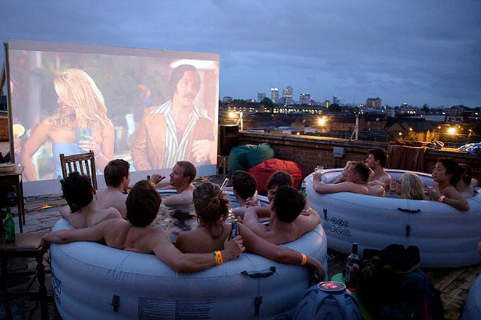 边叹热水浴边观影！“Hot Tub Cinema”登陆伦敦