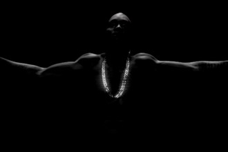 Kanye West 新专辑《Yeezus》首波派台主打《Black Skinhead》MV 曝光