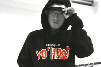 陈冠希示范 CLOT × YO'HOOD 联名限量卫衣