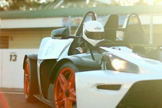 通过视频短片感受 KTM X-Bow 的出色性能