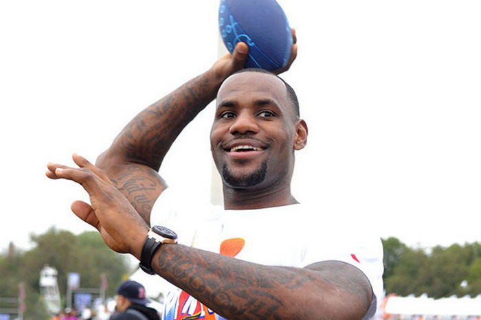 体育网站 Grantland 发表文章《Could LeBron James Really Play in the NFL?》