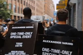 短片揭 Alexander Wang 神秘赠衣活动场内疯狂争夺战