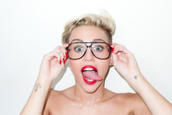 Miley Cyrus 造访 Terry Richardson 摄影室拍摄全新造型照