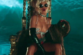 蕾哈娜 Rihanna《Pour It Up》MV
