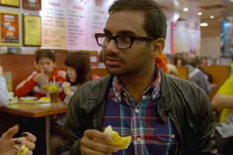 Aziz Ansari 跟随知名美食博主 Nicole Fung 品尝香港地道菠萝包