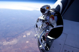 一同见证 Felix Baumgartner 破纪录一跳
