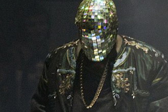Maison Martin Margiela 为 Kanye West 的 Yeezus 巡回演唱会打造专属水晶面罩