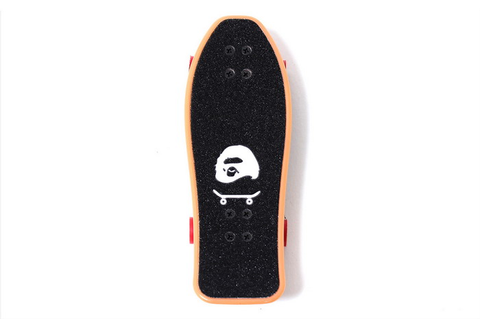 A SKATING APE 手指滑板
