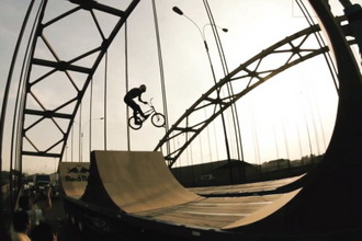 Daniel Dhers 于秘鲁进行 BMX 极限表演