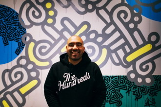 Aaron De La Cruz 为 The Hundreds 洛杉矶总部作画