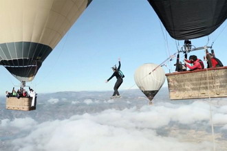 The Balloon Highline: 热气球上的走钢丝表演