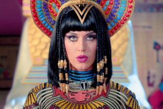 Katy Perry 与 Juicy J 合作单曲《Dark Horse》MV